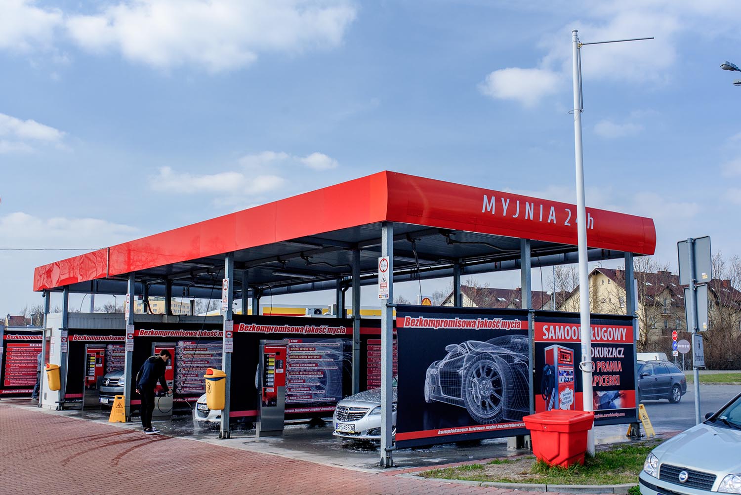 Myjnia bezdotykowa z czerwonym zadaszeniem